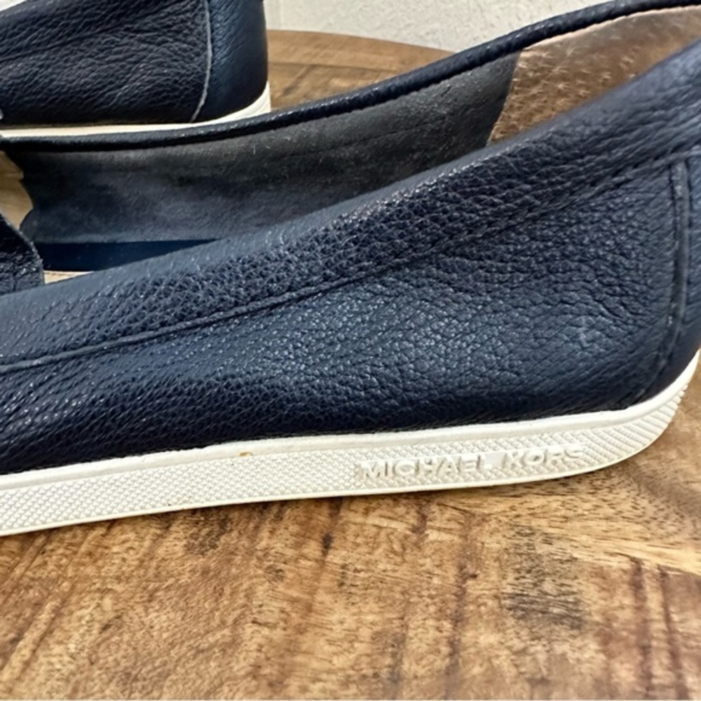 MICHAEL KORS WOMAN LEATHER NAVY BLUE LOAFERS W/WHITE BOTTOMS ACCENTED W/TASSELS - Picture 4 of 10